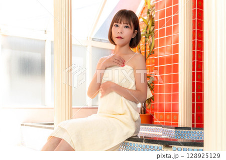 バスタオルを巻いたお風呂場の女性 128925129