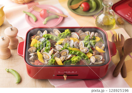 春野菜とアサリのホットプレートパエリア 128925196