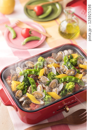 春野菜とアサリのホットプレートパエリア 128925198