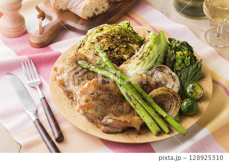 春野菜とチキンのグリルプレート 春野菜とチキンのグリルプレート 128925310