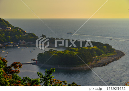 中部地方・伊豆半島・夕映えの丘・夕日の名所から眺める、夕陽に彩られた御浜岬・静岡県沼津市戸田(2) 中部地方・伊豆半島・夕映えの丘・夕日の名所から眺める、夕陽に彩られた御浜岬・静岡県沼津市戸田(2) 128925481