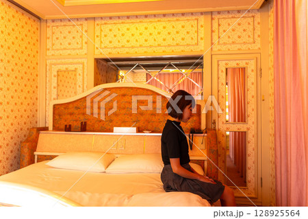 ホテルの部屋の女性 ホテルの部屋の女性 128925564