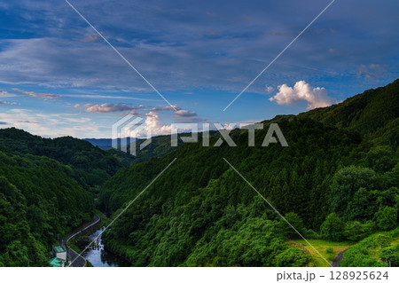 2025年布目ダムの夏　徐々に暮れていく夕焼け空　布目川上空遠景を飾る夏雲② 128925624
