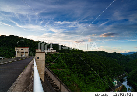 2025年布目ダムの夏 徐々に暮れていく夕焼け空 ダムから落ち込んで行く布目川の谷と刷毛雲浮かぶ空① 2025年布目ダムの夏 徐々に暮れていく夕焼け空 ダムから落ち込んで行く布目川の谷と刷毛雲浮かぶ空① 128925625