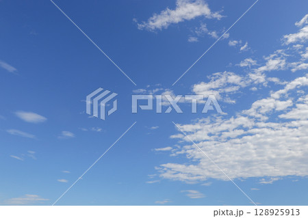 様々な形の雲 128925913