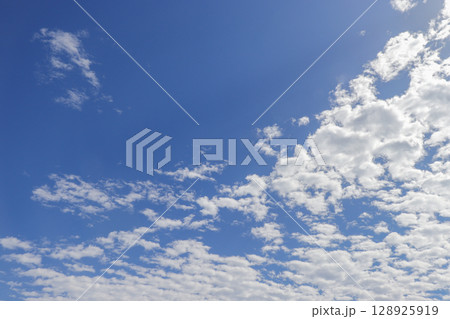 様々な形の雲 128925919