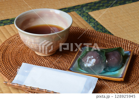 Wagashi 和スィーツ 水まんじゅう(みず饅頭)とコーヒーの和風スィーツセット(和菓子セット) Wagashi 和スィーツ 水まんじゅう(みず饅頭)とコーヒーの和風スィーツセット(和菓子セット) 128925945