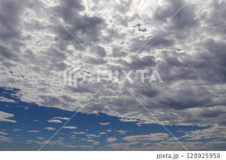 様々な形の雲 様々な形の雲 128925958