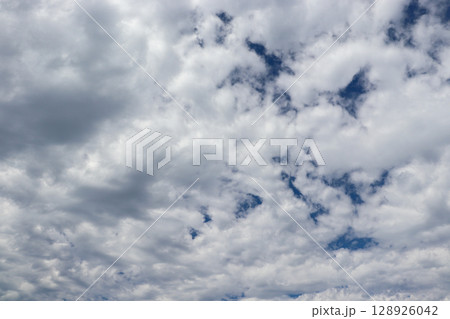 様々な形の雲 128926042