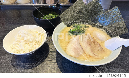 飲食店のメニュー(家系ラーメンとライスとほうれん草トッピング) 飲食店のメニュー(家系ラーメンとライスとほうれん草トッピング) 128926146