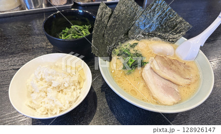 飲食店のメニュー(家系ラーメンとライスとほうれん草トッピング) 飲食店のメニュー(家系ラーメンとライスとほうれん草トッピング) 128926147