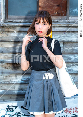 昭和レトロな街でのポートレート撮影 128926335