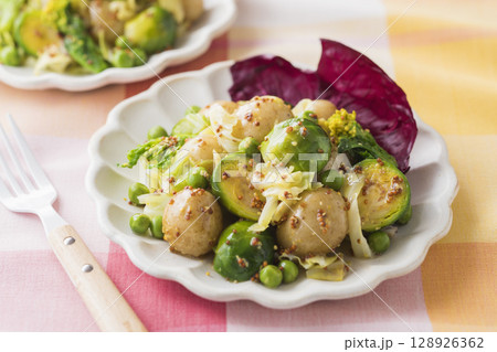芽キャベツのマスタードサラダ 128926362