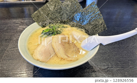 飲食店のメニュー（家系ラーメン） 128926556