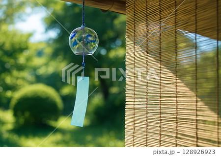 夏の軒下の風鈴 128926923