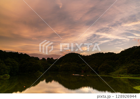 2025年夏　布目湖上空を覆う空一面の夕焼けと湖面のリフレクション② 128926944