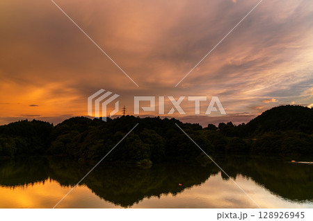 2025年夏　布目湖上空を覆う空一面の夕焼けと湖面のリフレクション③ 128926945