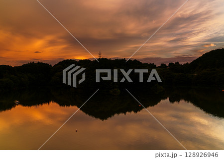 2025年夏　布目湖上空を覆う空一面の夕焼けと湖面のリフレクション➃ 128926946