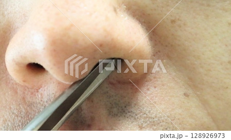 はみ出た鼻毛を切る人物 128926973