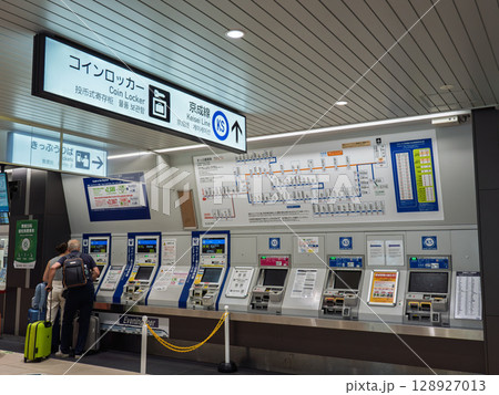 京成上野駅のきっぷうりば　ライナー券対応券売機と外国人の乗客 128927013