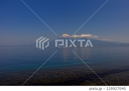 中部地方・伊豆半島・西浦・駿河湾越しに眺める雄大な富士山・静岡県沼津市西浦(1) 128927040
