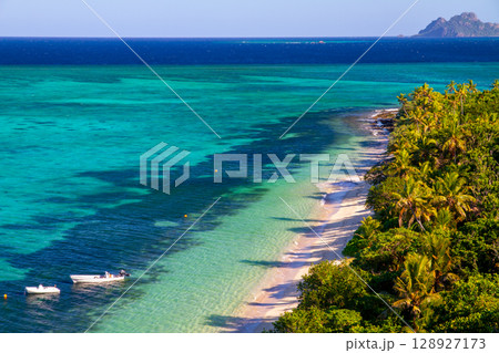 オセアニア　フィジー共和国ビティレブ島の西の沖合いママヌザ諸島マナ島の展望台から眺めるビーチ 128927173