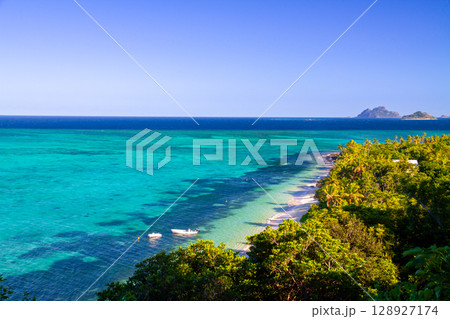 オセアニア　フィジー共和国ビティレブ島の西の沖合いママヌザ諸島マナ島の展望台から眺めるビーチ 128927174