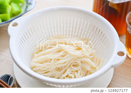 茹でた素麺 128927177