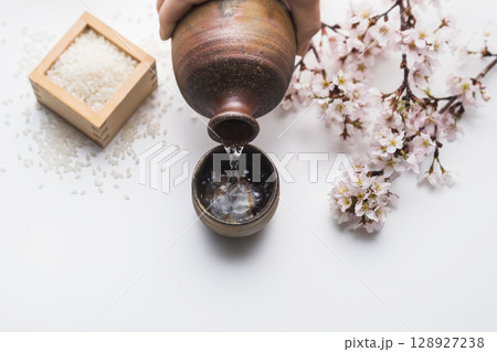 日本酒と桜 128927238