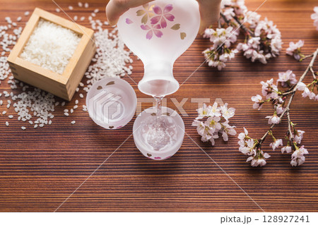 日本酒と桜 128927241