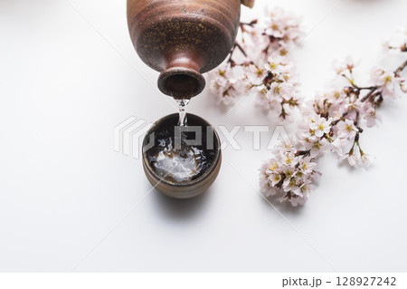 日本酒と桜 128927242