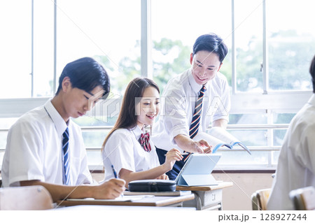 女子高生　授業　先生　指導　笑顔　高校 128927244
