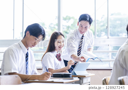 女子高生 授業 先生 指導 笑顔 高校 女子高生 授業 先生 指導 笑顔 高校 128927245