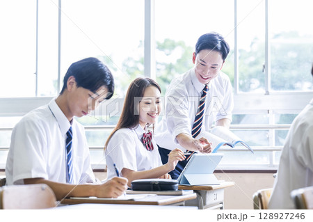 女子高生　授業　先生　指導　笑顔　高校 128927246