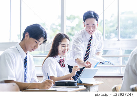 女子高生 授業 先生 指導 笑顔 高校 女子高生 授業 先生 指導 笑顔 高校 128927247