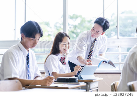 女子高生　授業　先生　指導　笑顔　高校 128927249