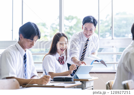 女子高生　授業　先生　指導　笑顔　高校 128927251