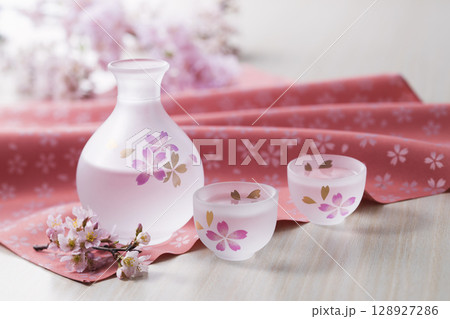 日本酒と桜 日本酒と桜 128927286