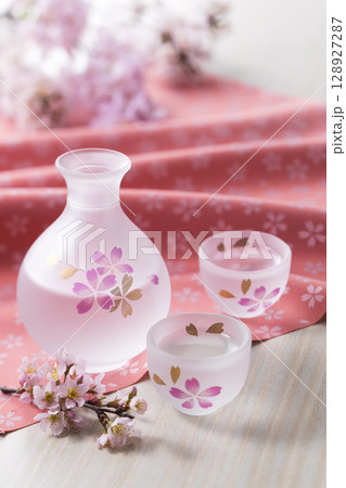 日本酒と桜 128927287