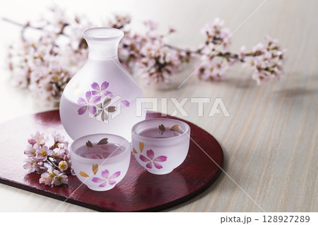 日本酒と桜 128927289
