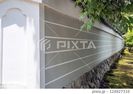 京都 広隆寺 美しい境内の土塀 128927310