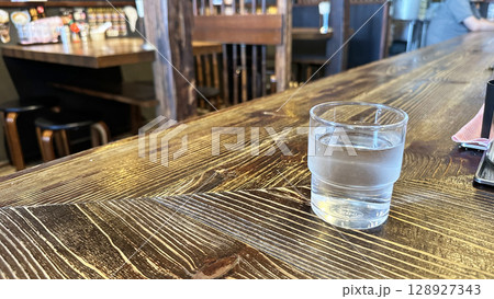 飲食店の風景(カンターテーブルとお冷) 飲食店の風景(カンターテーブルとお冷) 128927343