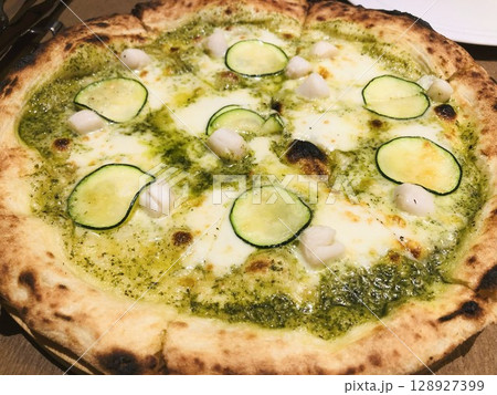 ジェノベーゼソースとズッキーニの窯焼きピザ 128927399