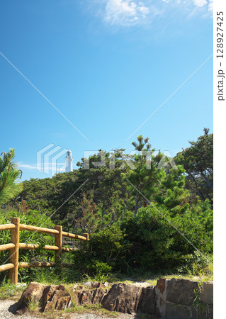 島根県出雲市の夏の日御碕灯台 島根県出雲市の夏の日御碕灯台 128927425