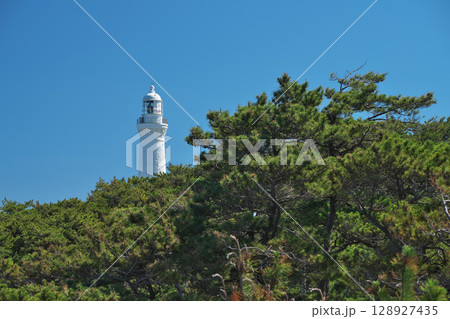 島根県出雲市の夏の日御碕灯台 128927435