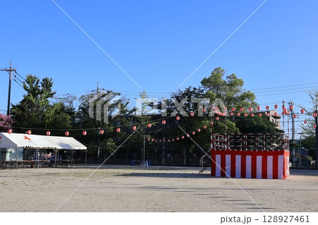 盆踊りを待つ会場の風景 128927461