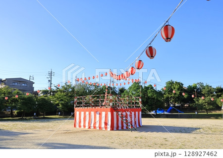 盆踊りを待つ会場の風景 128927462