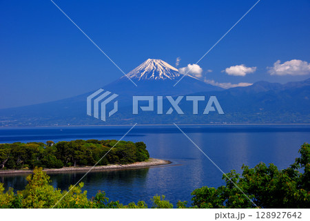 中部地方・伊豆半島・大瀬崎・海外でも有名な名勝地、駿河湾と富士山の風景・静岡県沼津市西浦(1) 128927642
