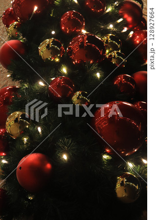 キラキラ輝くクリスマスツリー 128927664