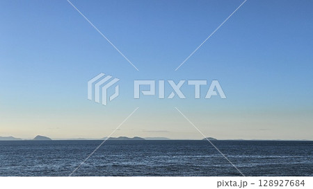 グラデーションの空と島と海と(コピースペースあり) 128927684
